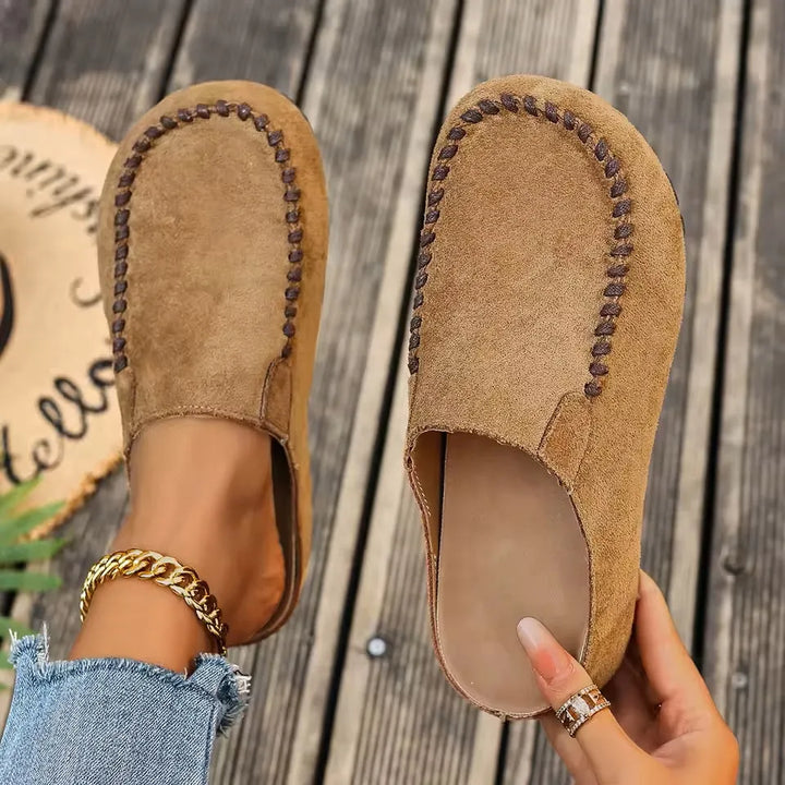 Ortopediska slip-in-sandaler i läder med mjuk mockaliknande ovandel och platt sula