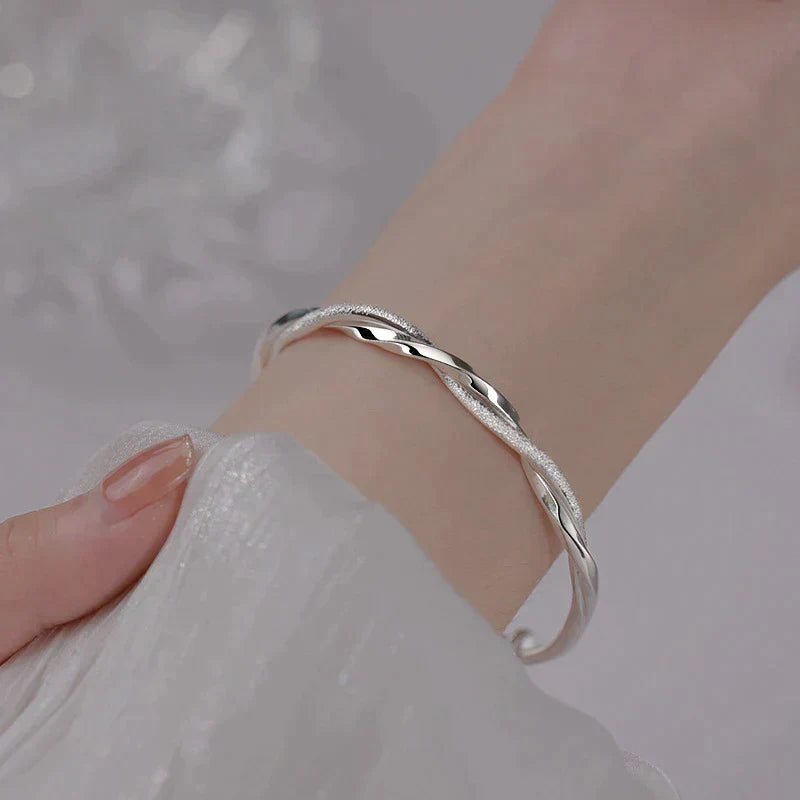 Flätat silverarmband – elegant och justerbar design