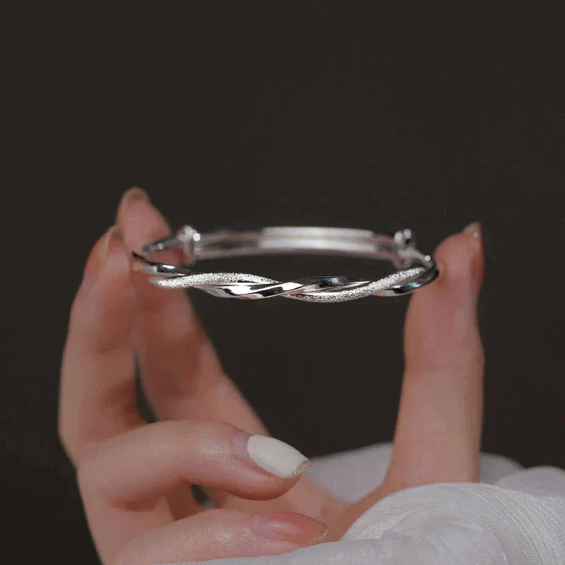 Flätat silverarmband – elegant och justerbar design
