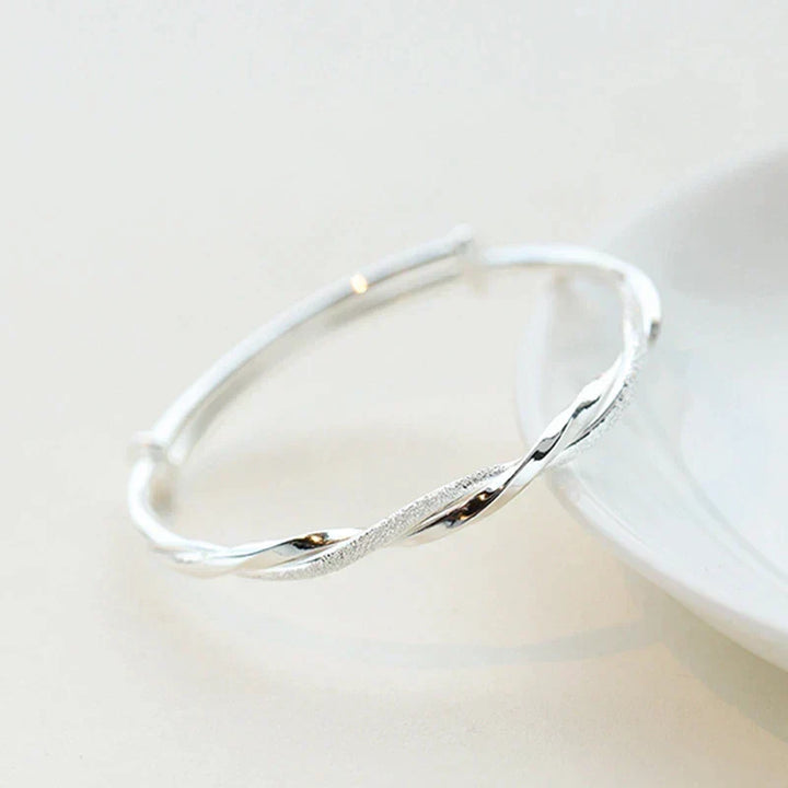 Flätat silverarmband – elegant och justerbar design