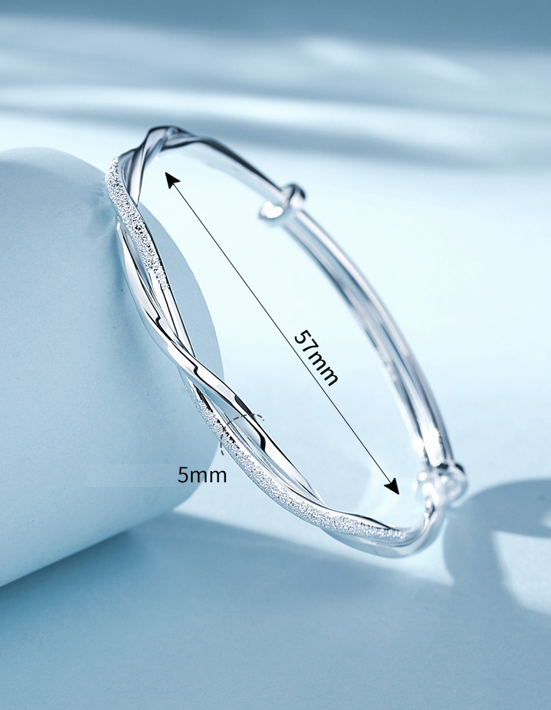 Flätat silverarmband – elegant och justerbar design