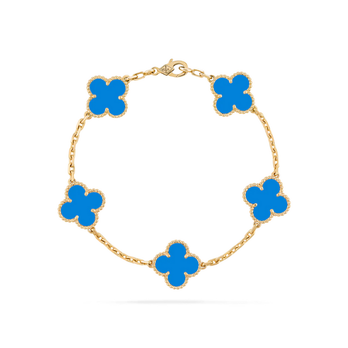 Armband i ull med klöverberlock – elegant lyckoaccessoar
