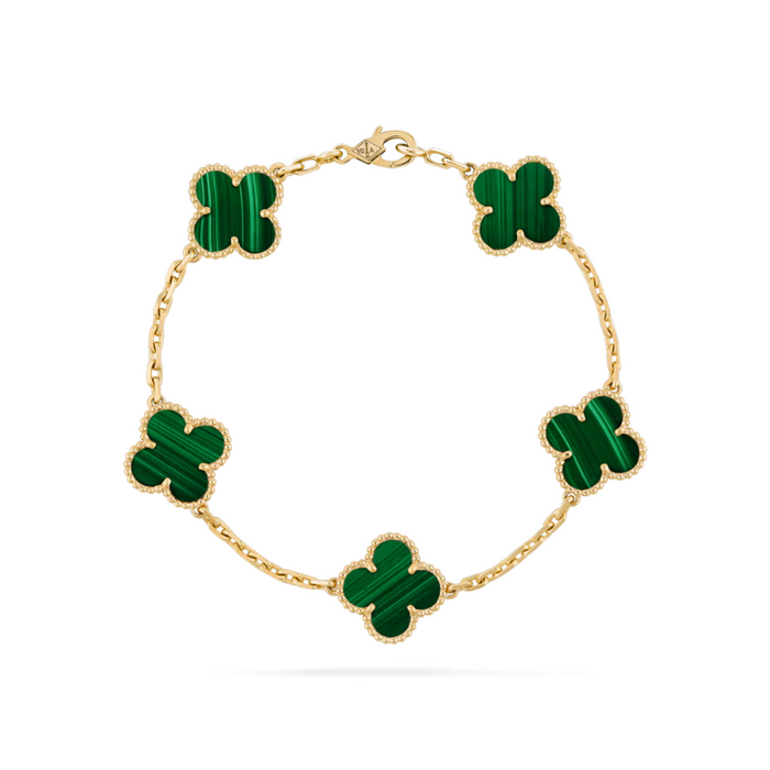 Armband i ull med klöverberlock – elegant lyckoaccessoar