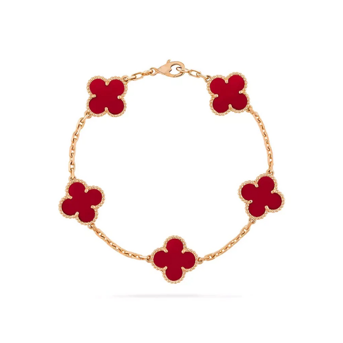 Armband i ull med klöverberlock – elegant lyckoaccessoar