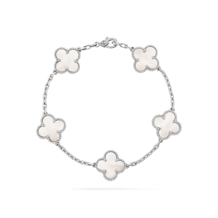 Armband i ull med klöverberlock – elegant lyckoaccessoar