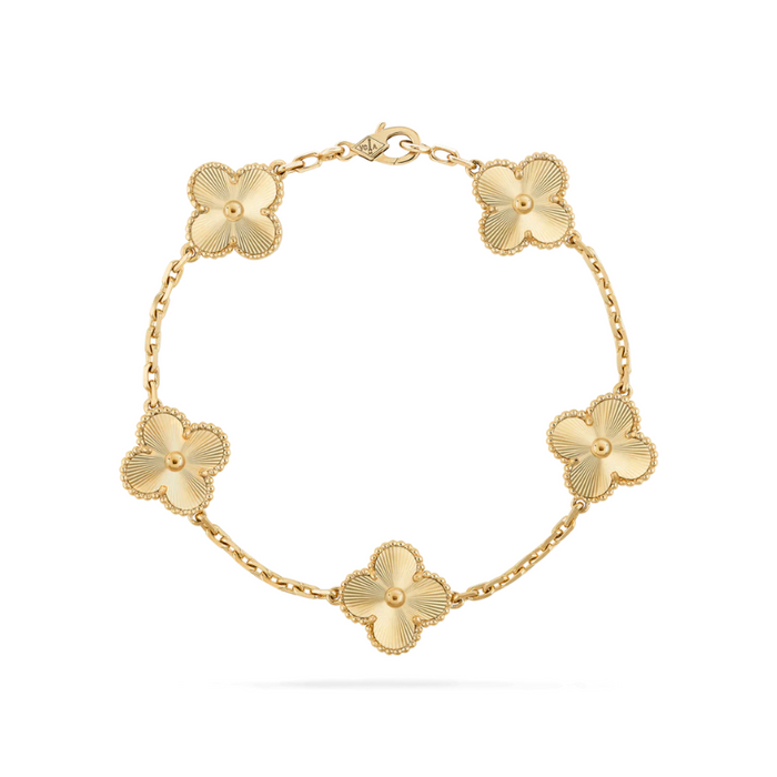 Armband i ull med klöverberlock – elegant lyckoaccessoar