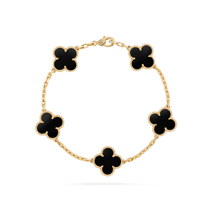 Armband i ull med klöverberlock – elegant lyckoaccessoar