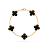 Armband i ull med klöverberlock – elegant lyckoaccessoar
