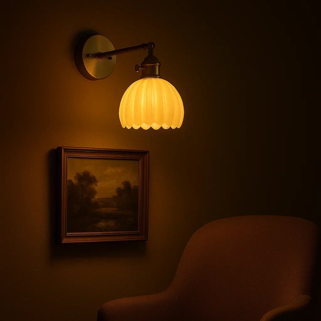 Retro väggampa | Design med tulpan i glas | Elegant belysning