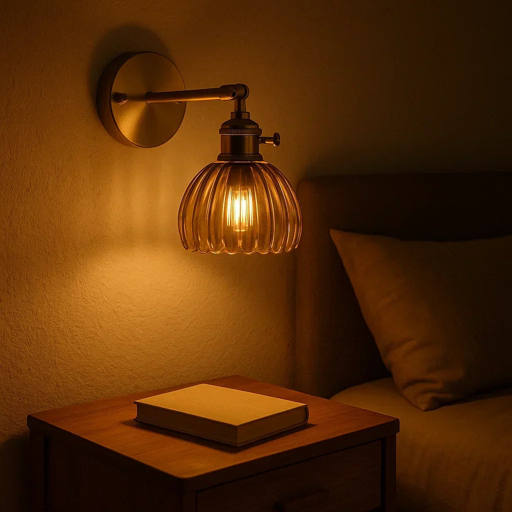 Retro väggampa | Design med tulpan i glas | Elegant belysning