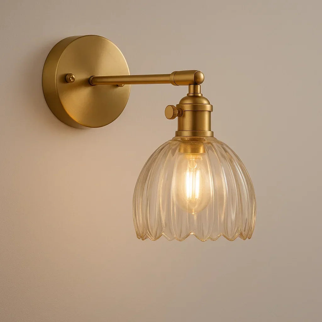 Retro väggampa | Design med tulpan i glas | Elegant belysning