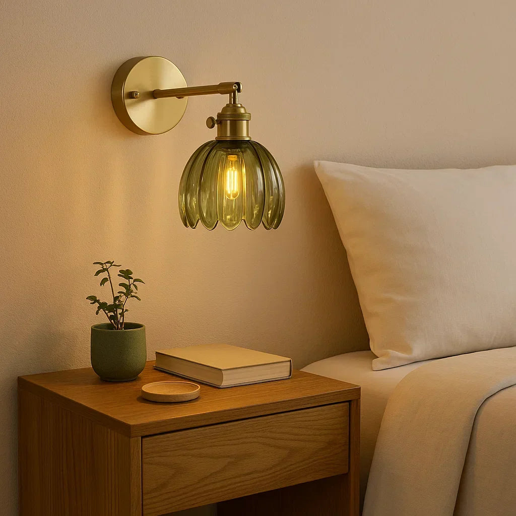 Retro väggampa | Design med tulpan i glas | Elegant belysning