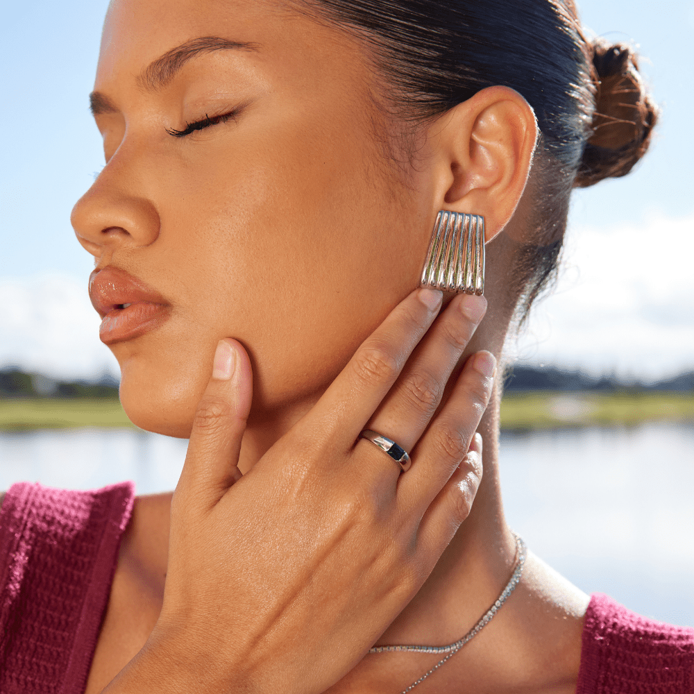 Elegant silverring med smaragddetalj