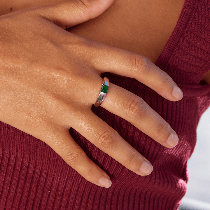 Elegant silverring med smaragddetalj