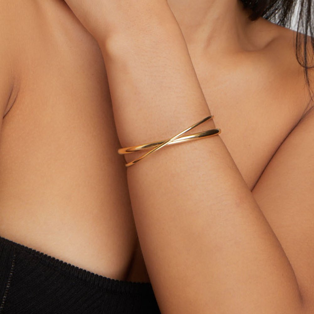 Elegant guldarmband med en förfinad twist