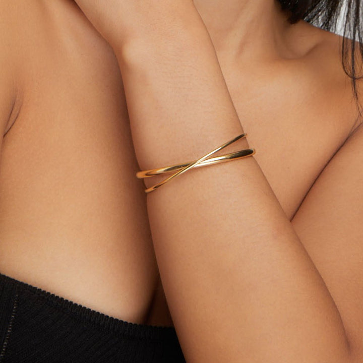 Elegant guldarmband med en förfinad twist