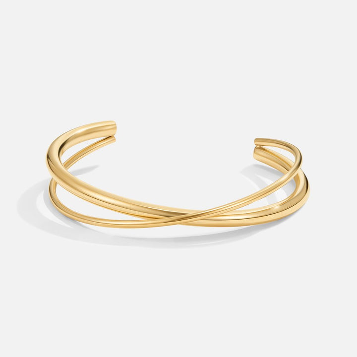 Elegant guldarmband med en förfinad twist