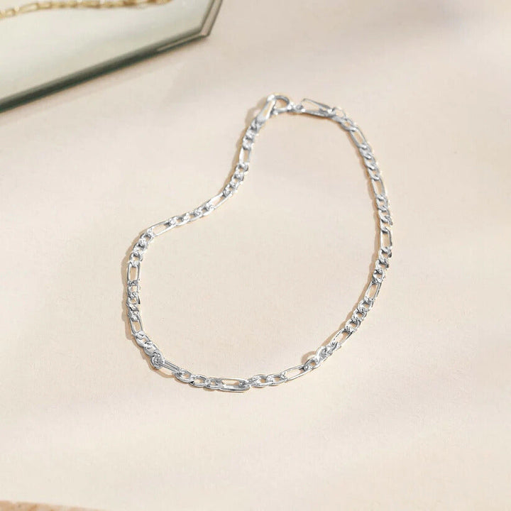 Elegant armband i vitguld med förfinade detaljer