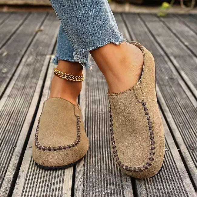 Ortopediska slip-in-sandaler i läder med mjuk mockaliknande ovandel och platt sula