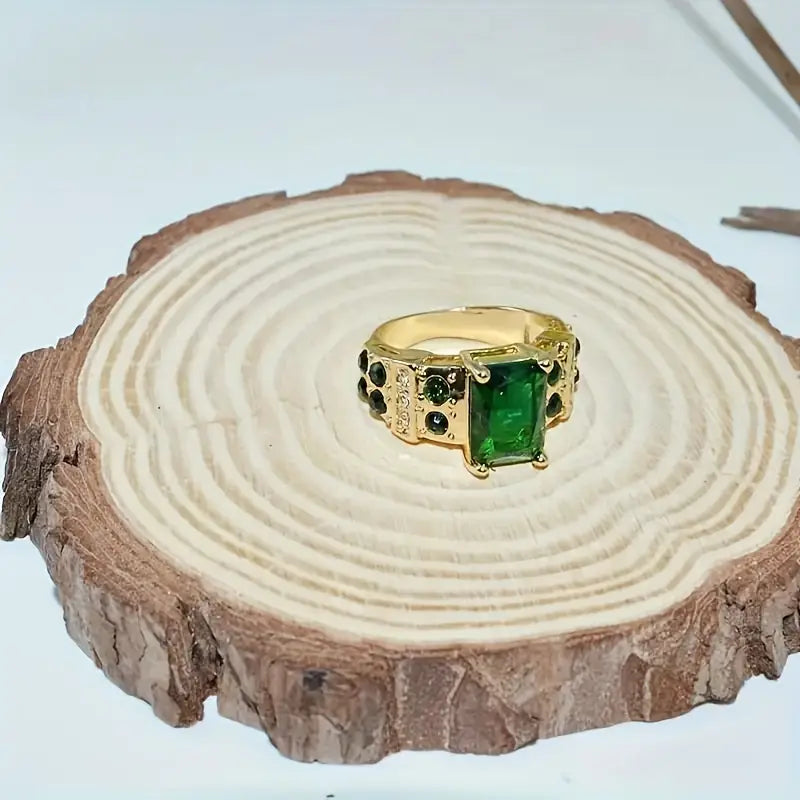 Elegant guldring med förfinade detaljer