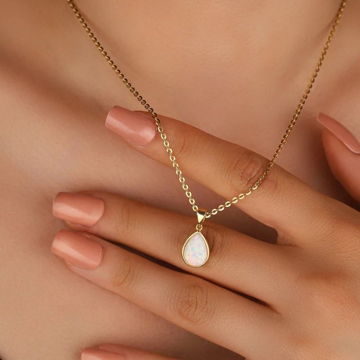 Halsband med droppformat hänge i 18K naturlig opal - Eloise