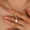 Halsband med droppformat hänge i 18K naturlig opal - Eloise