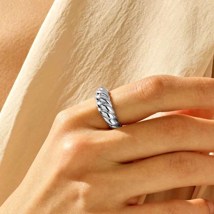 Elegant ring i vitguld med förfinade vågor