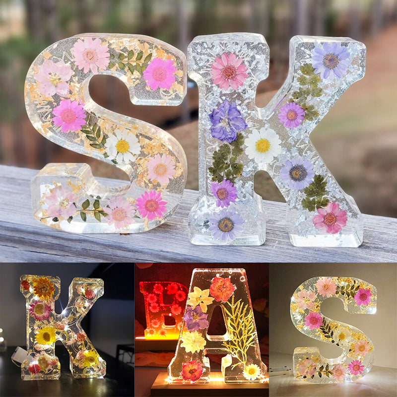LumiFlair blomstermönstrad nattlampa med initial | Personlig ljuskälla i resin med mjukt LED-ljus