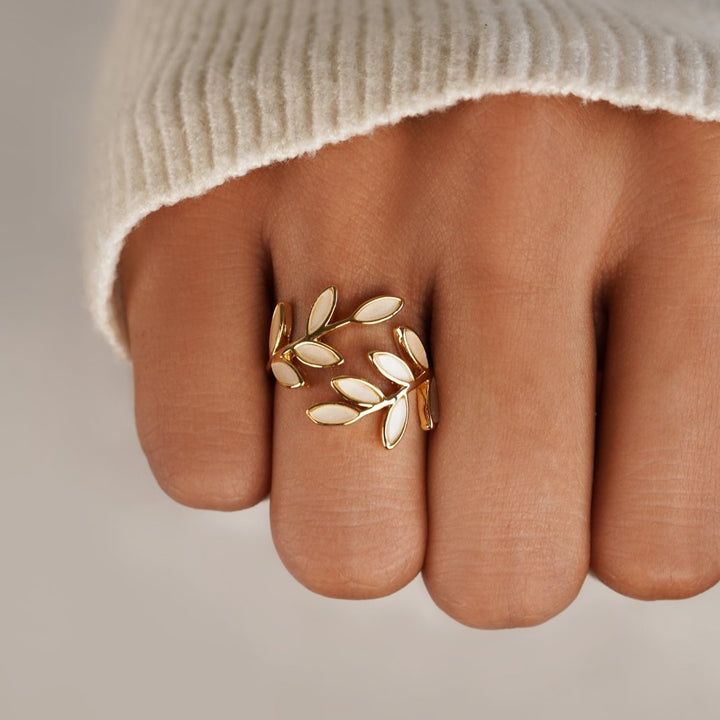 Guldring med blad