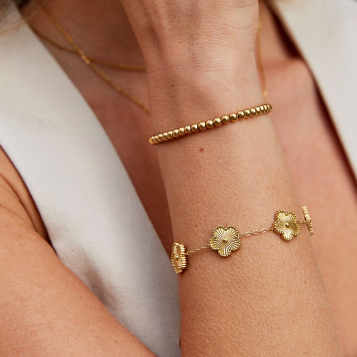 Armband i guld med klöver