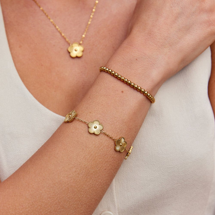 Armband i guld med klöver