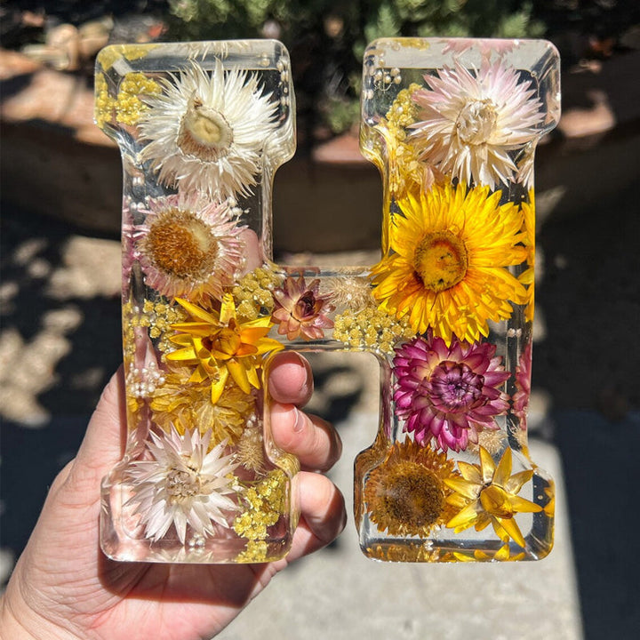 LumiFlair blomstermönstrad nattlampa med initial | Personlig ljuskälla i resin med mjukt LED-ljus