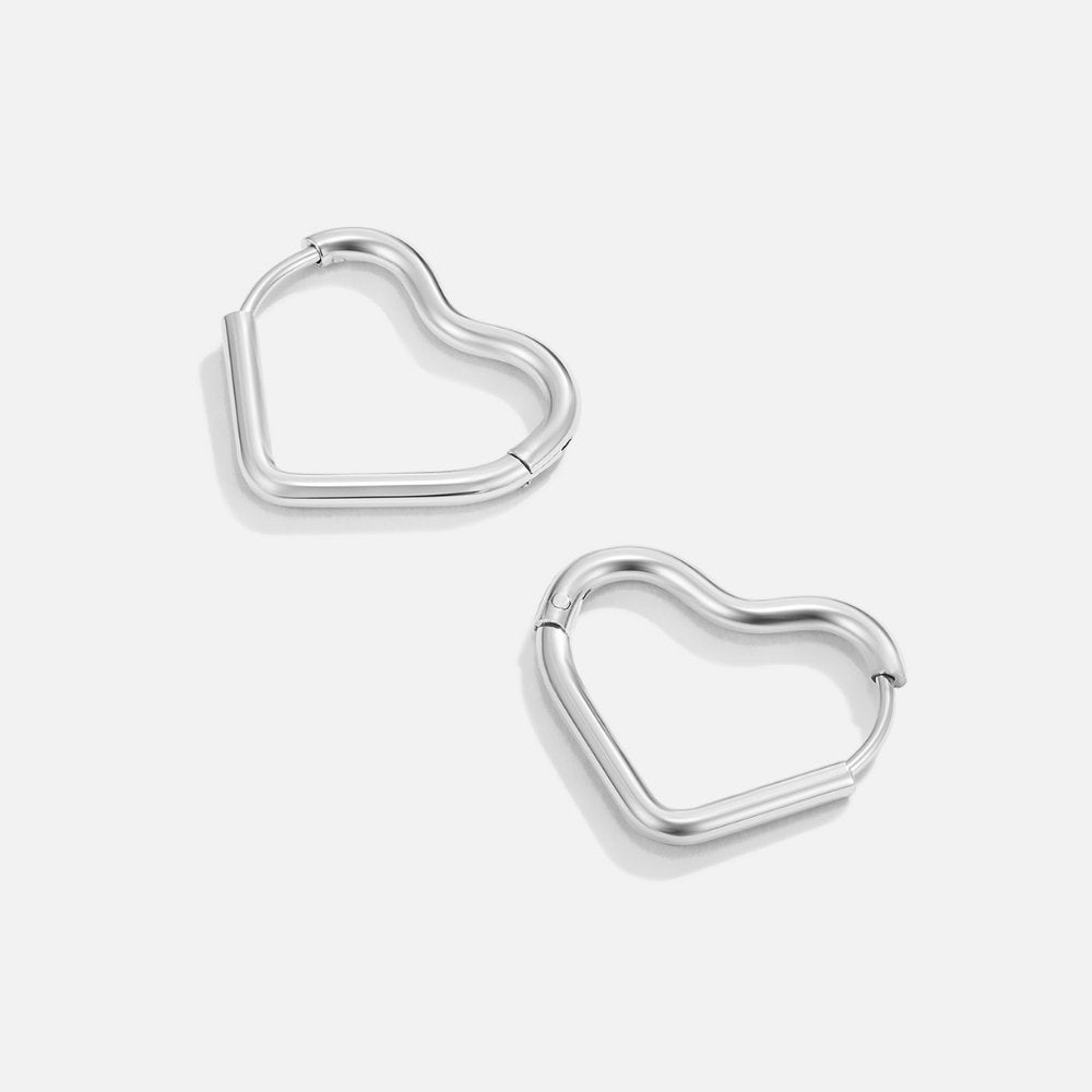 Eleganta silverörhängen med hjärtformade detaljer