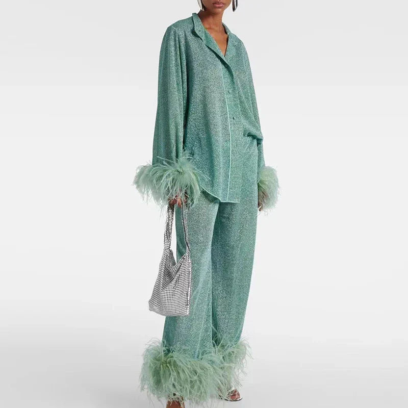 Glittrigt tvådelat damset med fjäderfåll, festoutfit
