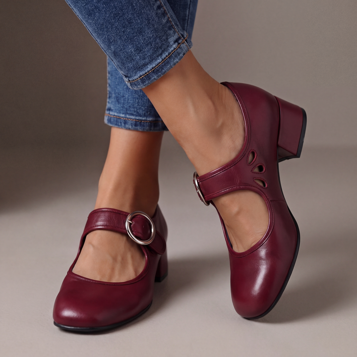 Pumps med remmar, spänne och vadderad innersula