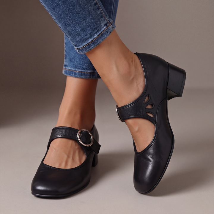 Pumps med remmar, spänne och vadderad innersula