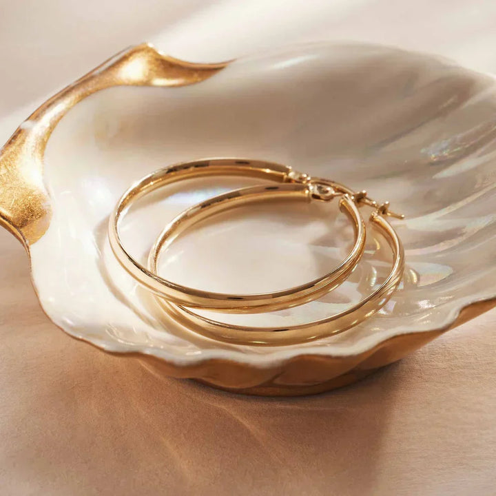 Eleganta örhängen i vitguld med förfinade detaljer