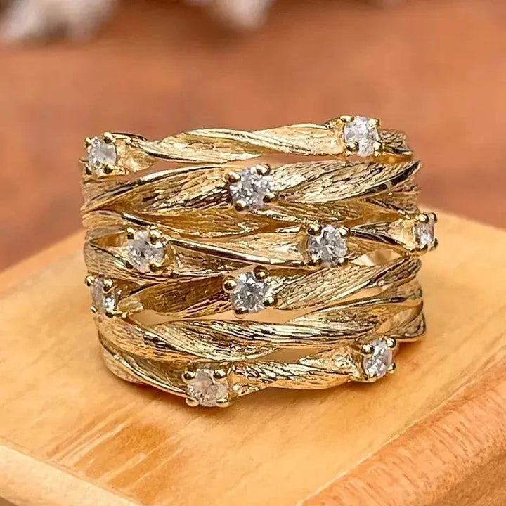 Elegant guldring med förfinade detaljer