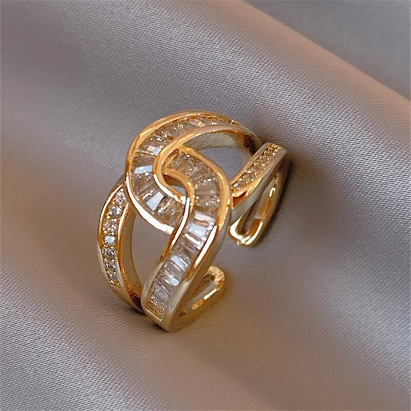 Knuten ring i roséguld med diskreta detaljer