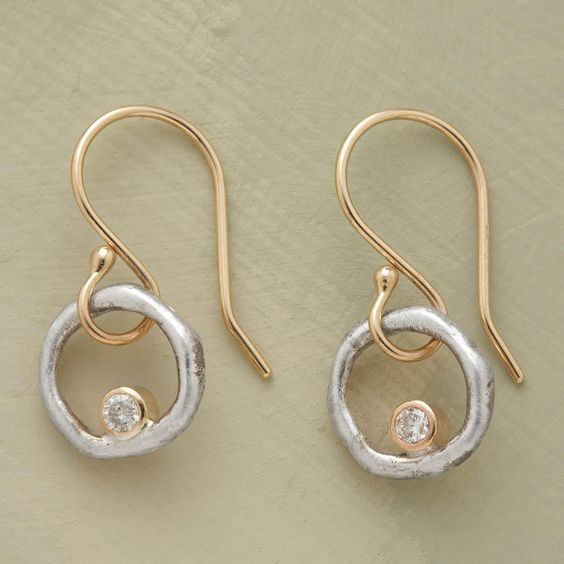 Eleganta örhängen i guld och silver med förfinad design