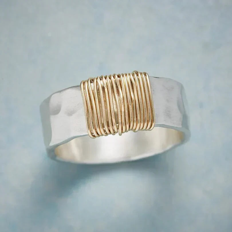 Elegant guldring med förfinad trådstruktur