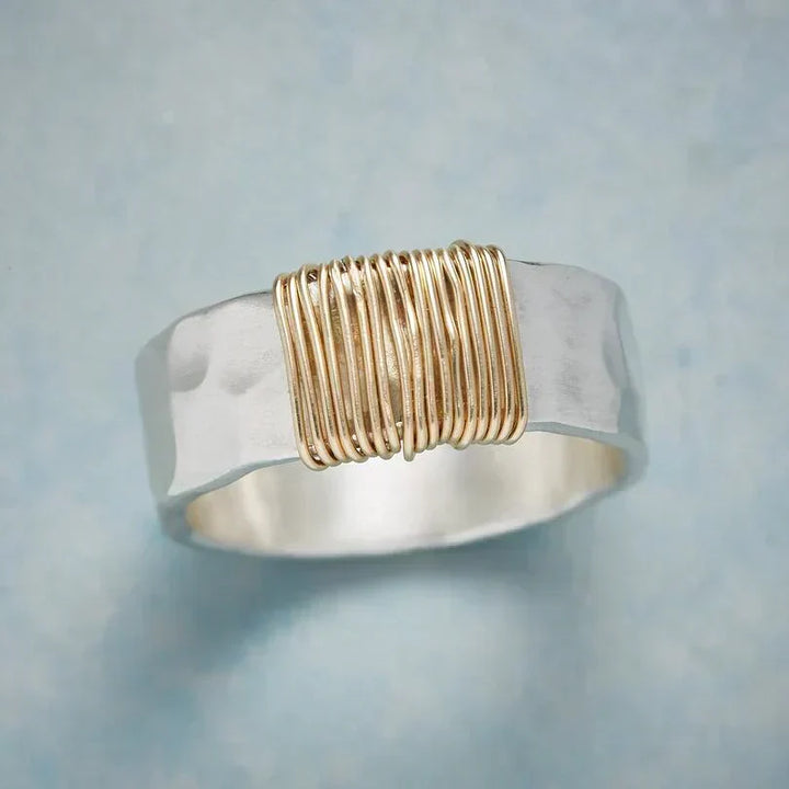 Elegant guldring med förfinad trådstruktur