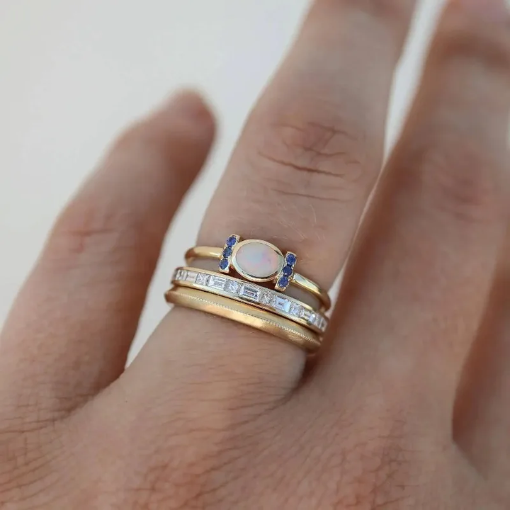 Elegant ringset i guld med opal och förfinade detaljer