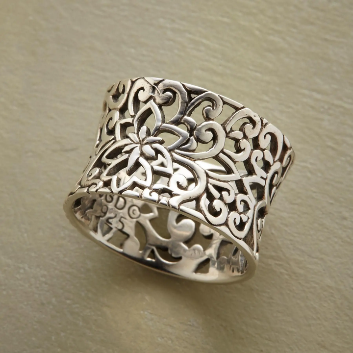 Elegant ihålig silverring med förfinade detaljer