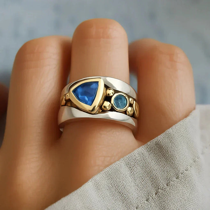 Elegant ring med blå zirkonia