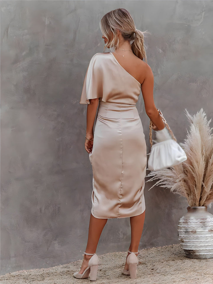 Elegant asymmetrisk klänning med sofistikerad silhuett