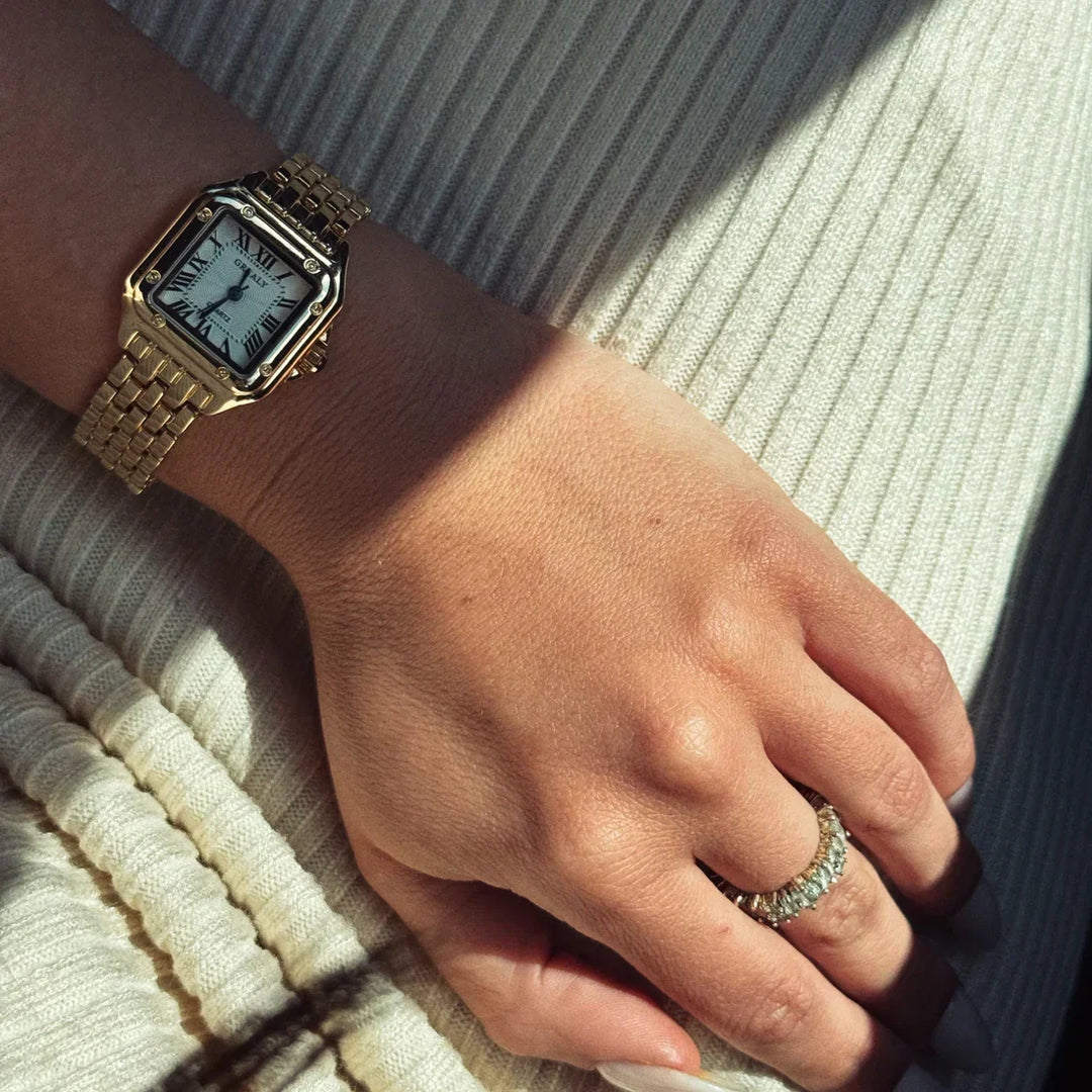 Elegant halsband i vitguld med diskret måne