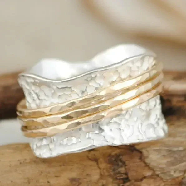 Elegant smal ring i guld och silver med förfinad design