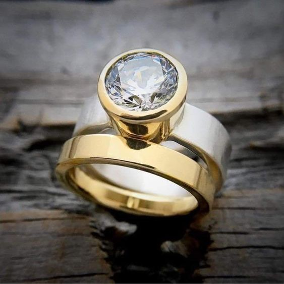 Guldring med infattat glas