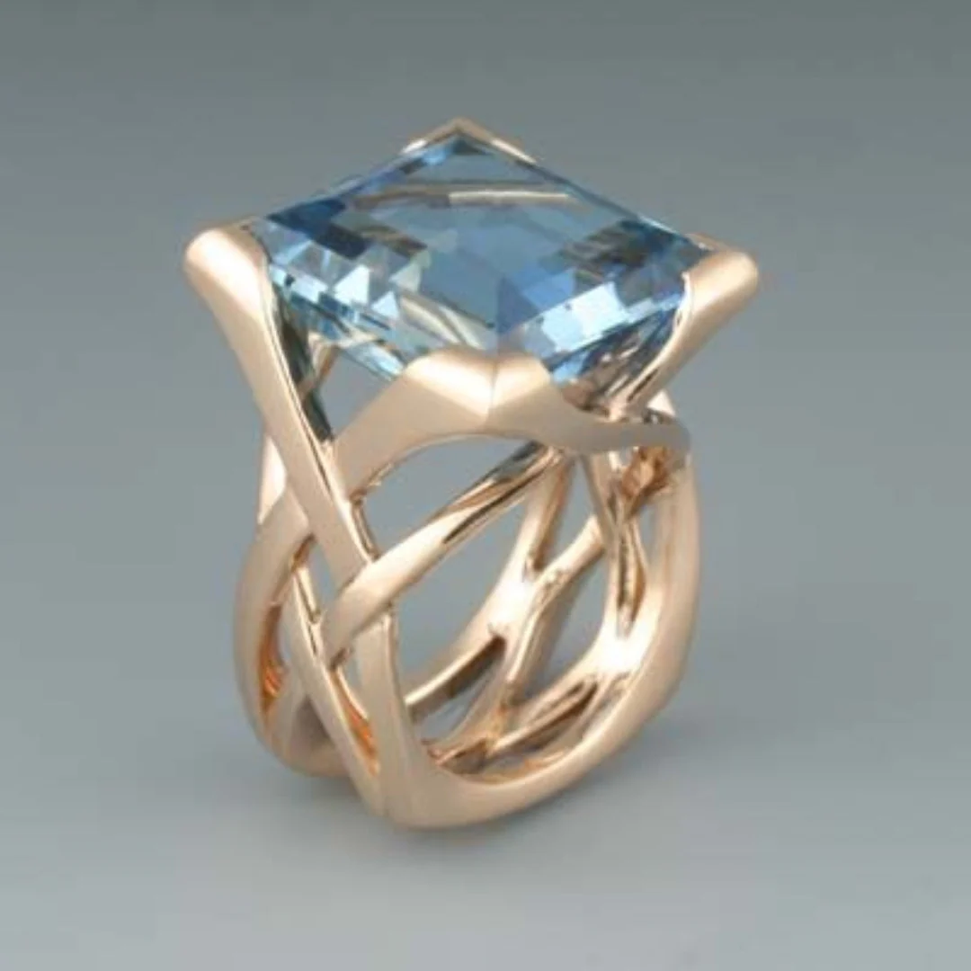 Elegant ring i roséguld med zirkoniadetaljer